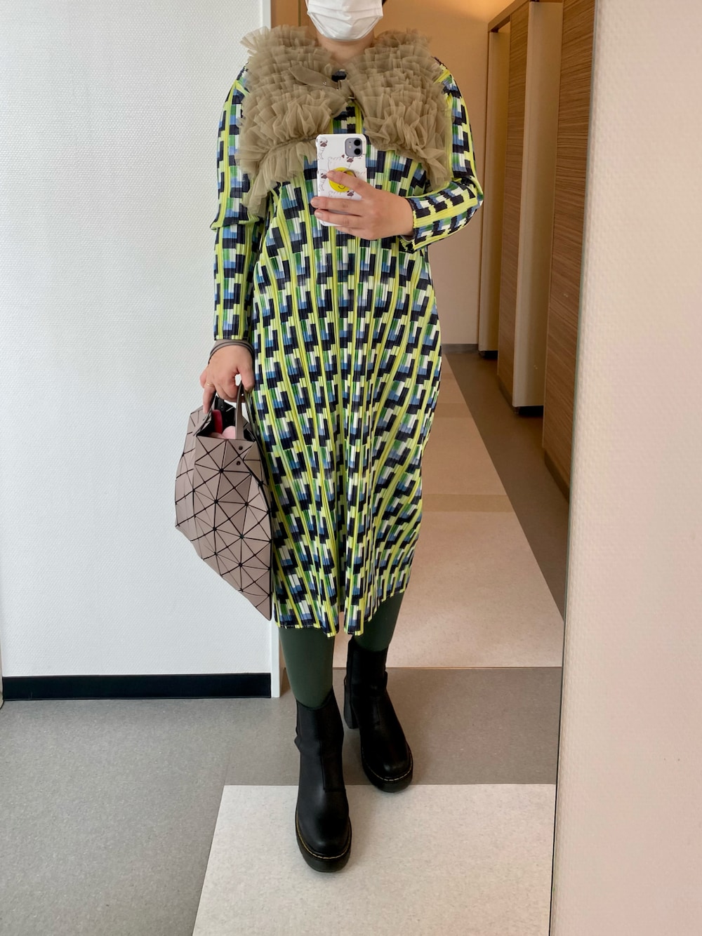 「大人女子、シンプル、淡色コーデ、春カラー、ママコーデ、ママファッション、ベージュ、オトナカジュアル、オトナ女子、おしゃれさんと繋がりたい」｜「BAO BAO ISSEY MIYAKEのアイテム（トートバッグ、ホワイト系）」を使った、ladybugさん（レディース・170cm）の冬コーディネートの1枚目の写真