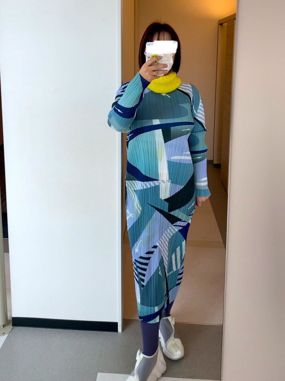 「カジュアルコーデ、おしゃれさんと繋がりたい、オトナカワイイ、ママコーデ、ママファッション、きれいめカジュアル、今日のコーデ」｜「PLEATS PLEASEのアイテム（ワンピース、ブルー系）」を使った、ladybugさん（レディース・170cm）の冬コーディネートの1枚目の写真