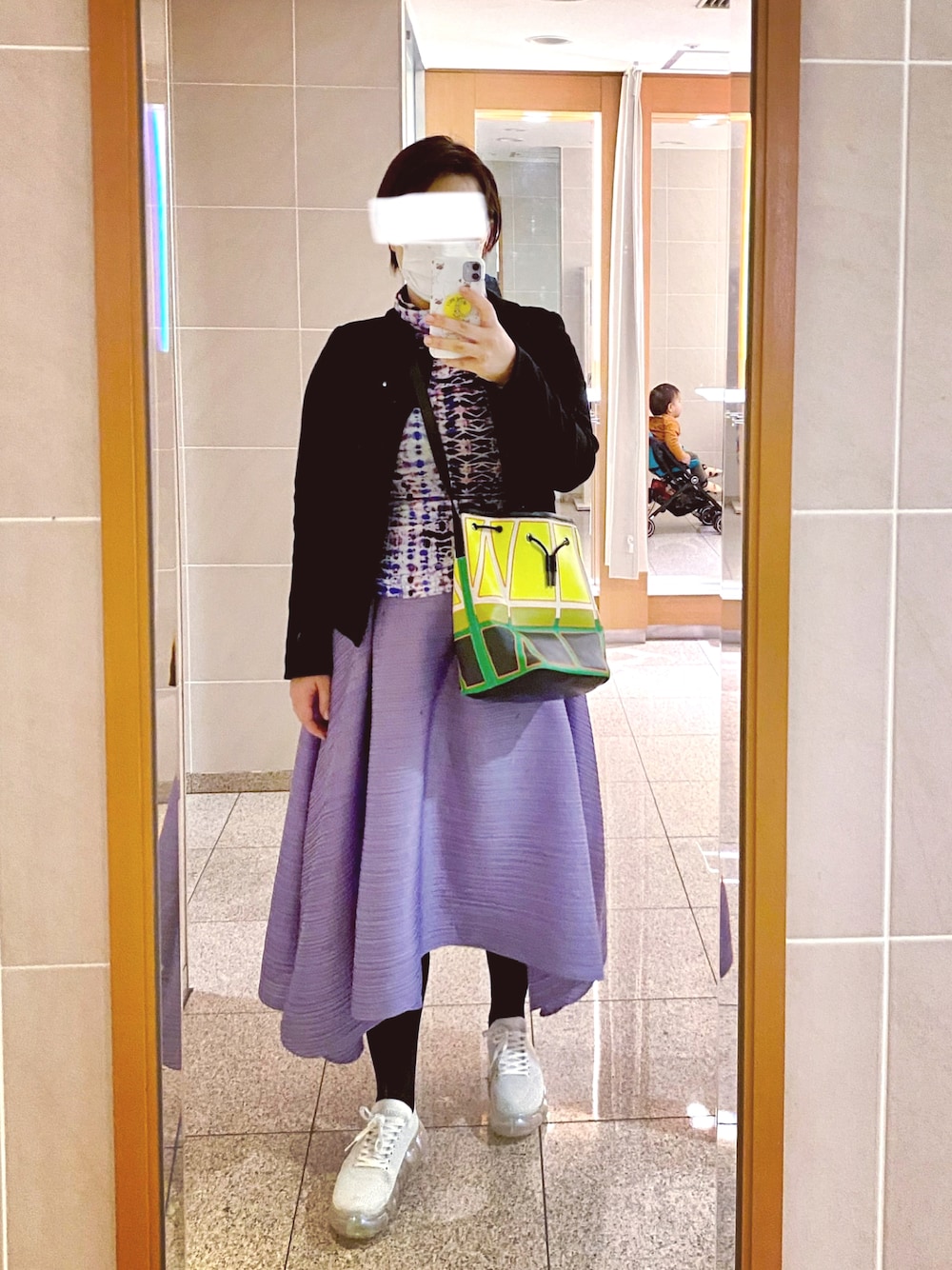 「オトナカジュアル、オトナ女子、スカートコーデ、プリーツスカート、スニーカー、ootd、ママコーデ、ママファッション」｜「PLEATS PLEASEのアイテム（スカート、パープル系）」を使った、ladybugさん（レディース・170cm）の冬コーディネートの1枚目の写真