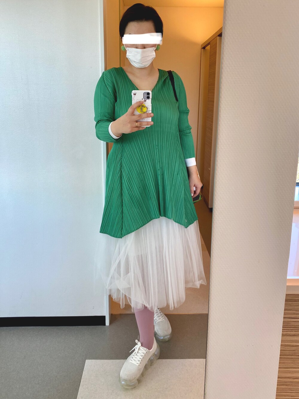 「私の推しブランド、大人カジュアル、シンプル、チュールスカート、大人ガーリー、きれいめカジュアル、春コーデ、ママファッション、スニーカー、オトナ女子」｜「PLEATS PLEASEのアイテム（チュニック、グリーン系）」を使った、ladybugさん（レディース・170cm）の冬コーディネートの1枚目の写真