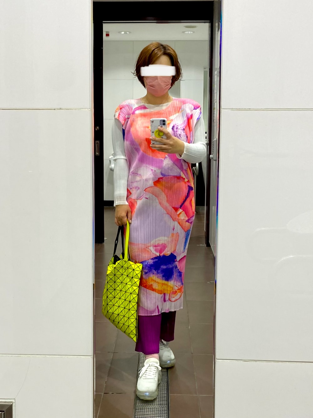 「大人カジュアル、カラーコーデ、イエロー、夏コーデ、スニーカーコーデ、ママコーデ、ママファッション、春夏コーデ、ピンク」｜「BAO BAO ISSEY MIYAKEのアイテム（トートバッグ、イエロー系）」を使った、ladybugさん（レディース・170cm）の春コーディネートの1枚目の写真