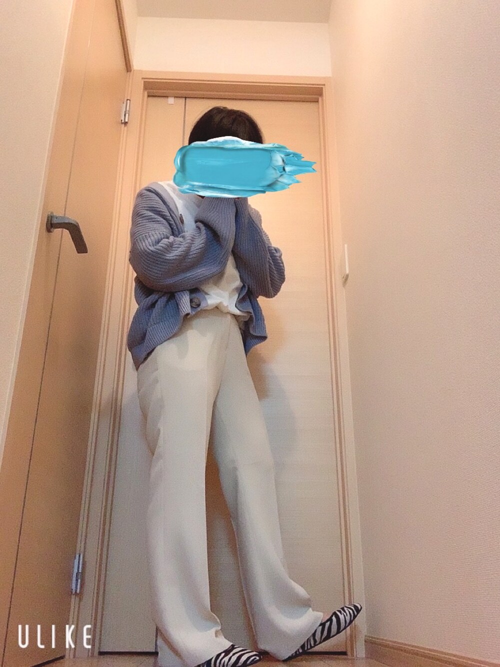 ホワイト系のその他パンツ、その他のシューズ、ブルー系のカーディガン/ボレロを着用したレディースの秋コーディネートの1枚目の写真