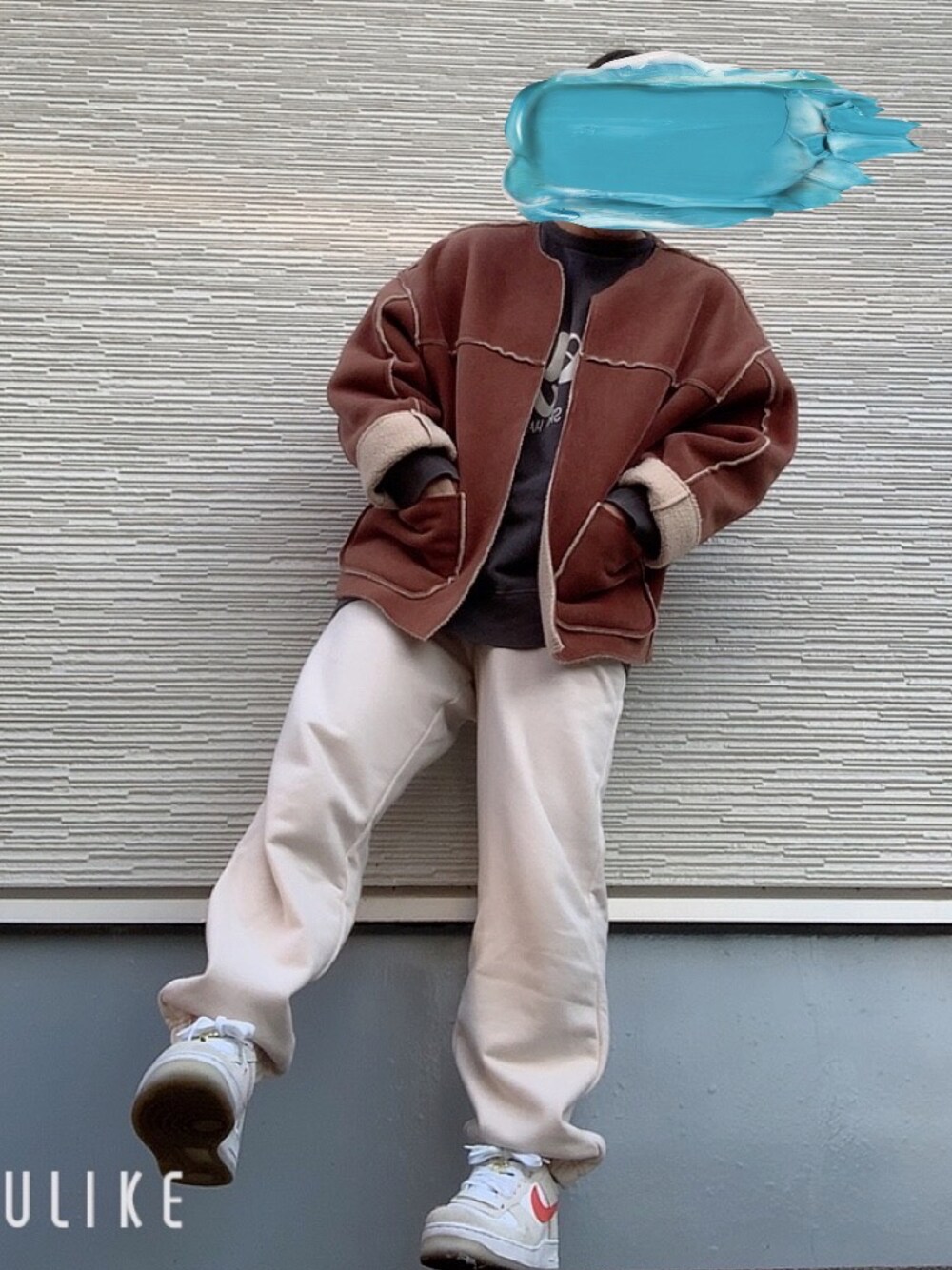 ホワイト系のスニーカー、ホワイト系のパンツ、ブラウン系のノーカラーコートを着用したレディースの秋コーディネートの1枚目の写真