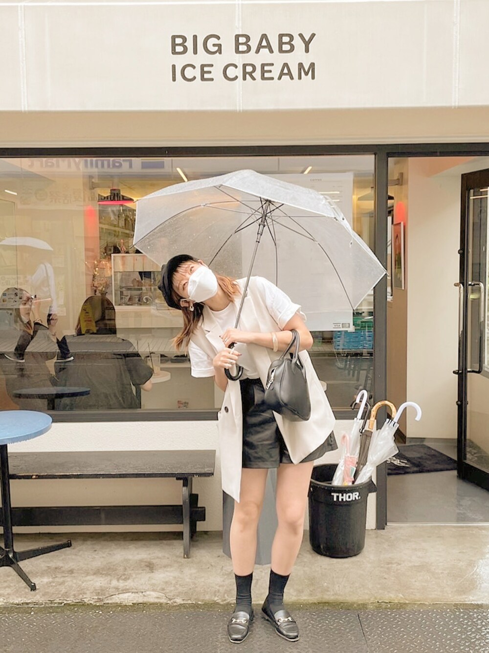 「秋のコーデ、秋、秋服、白Tシャツ、高身長女子、キャスケット、高身長コーデ、雨の日コーデ」｜「GRLのハイウエストレザーショートパンツ（その他パンツ、ブラック系）」を使った、みさきさん（レディース・171cm）の秋コーディネートの1枚目の写真