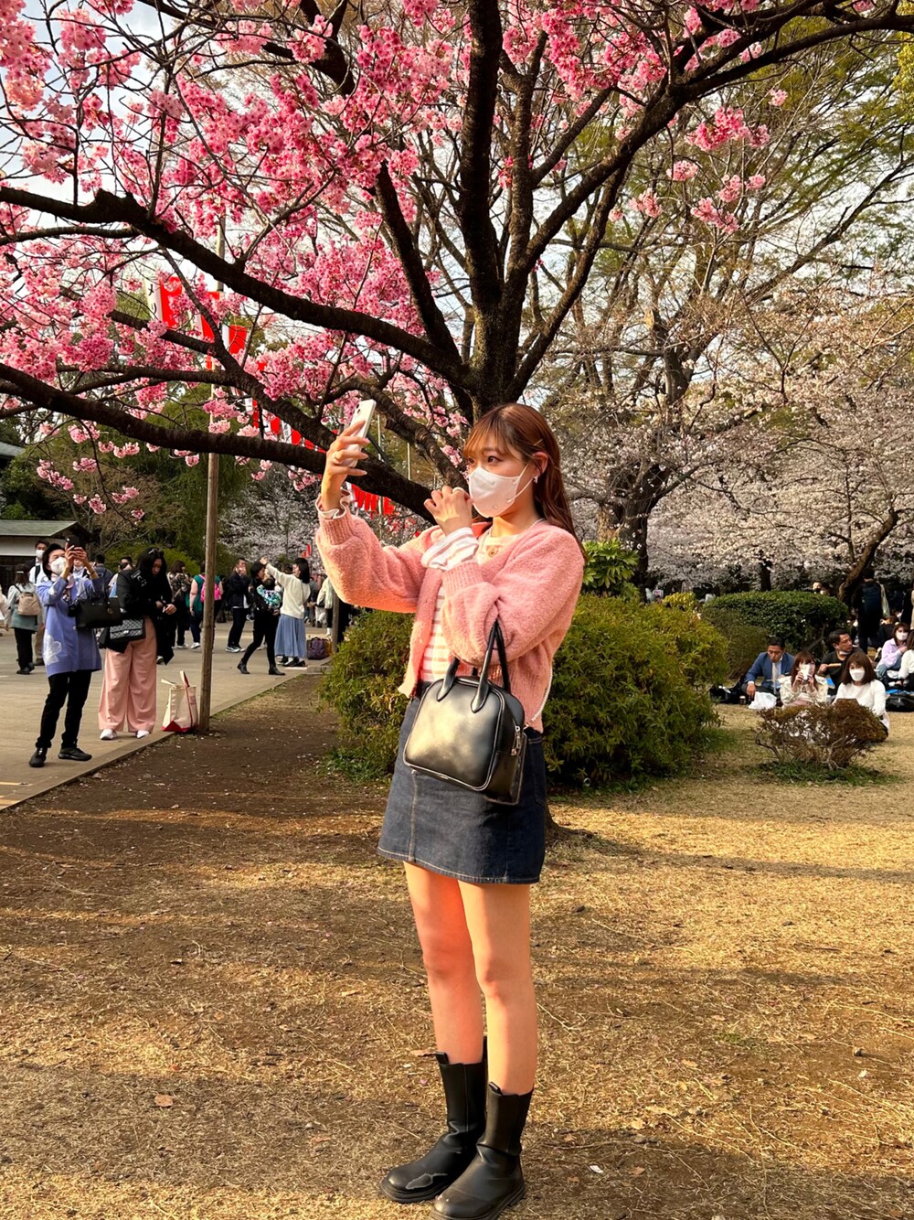 「春コーデ、パステル映える春、おでかけコーデ、きれいめカジュアル、休日スタイル、春服みてみて、お洒落さんとつながりたい、パステルカラー、デニムスカート、春カラー、ピンク、高身長女子、高身長コーデ」｜「シーインのアイテム（ブーツ、ブラック系）」を使った、みさきさん（レディース・171cm）の春コーディネートの1枚目の写真