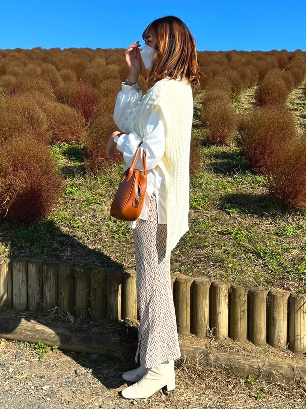 「プチプラコーデ、淡色コーデ、淡色女子、秋コーデ、高身長女子、ベスト、白ブーツ」｜「210nouveのスクエアミニボストンバッグ（ボストンバッグ、ブラウン系）」を使った、みさきさん（レディース・171cm）の秋コーディネートの1枚目の写真