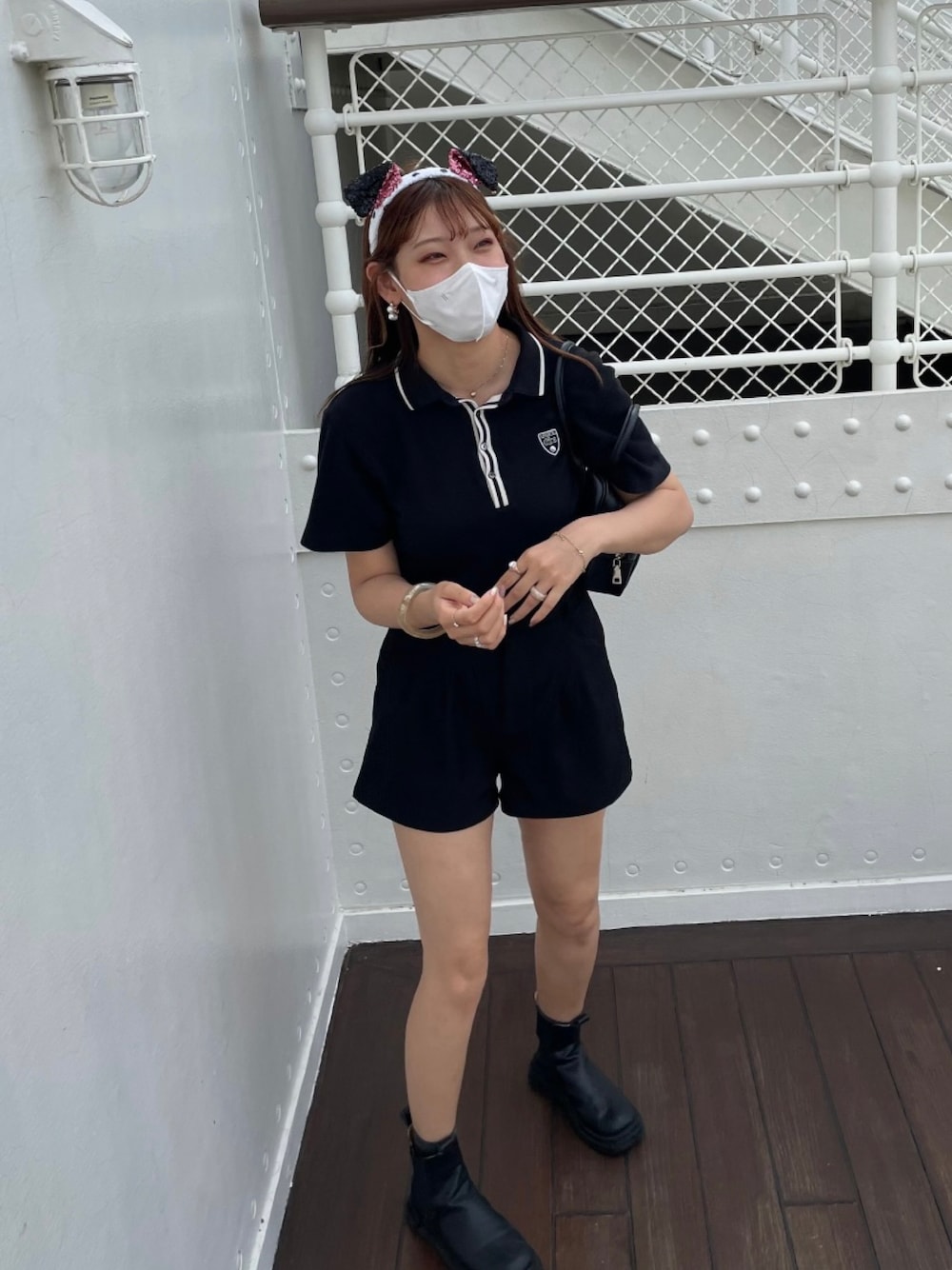 「シンプル、おしゃれさんと繋がりたい、モノトーン、ブラックコーデ、ショートパンツ、ショートブーツ、ポロシャツ、ディズニー、ディズニーコーデ、101匹わんちゃん、高身長女子、高身長コーデ」｜「LACOSTEのアイテム（ポロシャツ、ブラック系）」を使った、みさきさん（レディース・171cm）の夏コーディネートの1枚目の写真