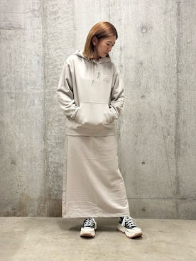 「AVIREX（アヴィレックス）のVARSITY LOGO SWEAT PARKA NYC/バーシティーロゴ スウェットパーカー ニューヨーク（パーカー、ベージュ系）」を使った、Mizukiさん（レディース・158cm）の秋コーディネート