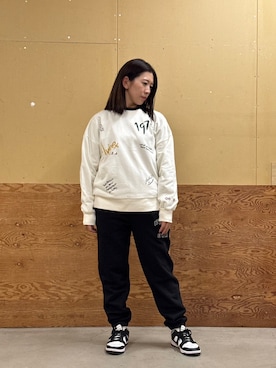 「AVIREX（アヴィレックス）の《直営店限定》HAND LIKE EMBROIDERY SWEAT/ハンドライク刺繍スウェット（スウェット、ホワイト系）」を使った、Mizukiさん（レディース・158cm）の秋コーディネート