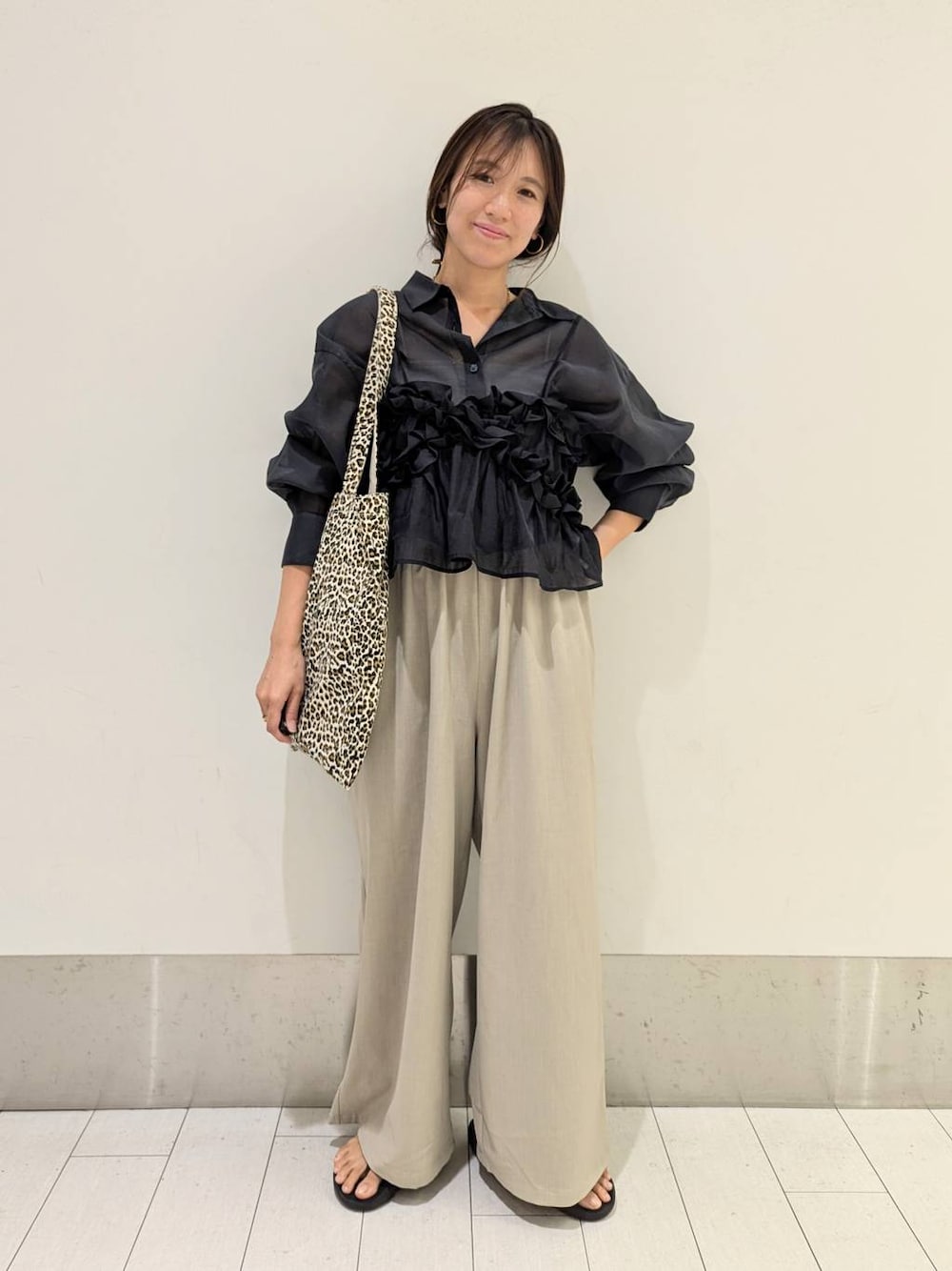 「セールコーデ、体型カバー、ベーシック/シンプル、ワントーン、シアートップス、ワイドパンツ、ビスチェ、大人女子カジュアル_LOWRYS FARM、ローリーズスタイル_LOWRYS FARM、ママコーデ、低身長、LOWRYS FARM、夏コーデ」｜「LOWRYS FARMのシアーシャツＬＳ＊　 231459（シャツ/ブラウス、グレー系）」を使った、kazuponさん（レディース・153cm）の夏コーディネートの1枚目の写真