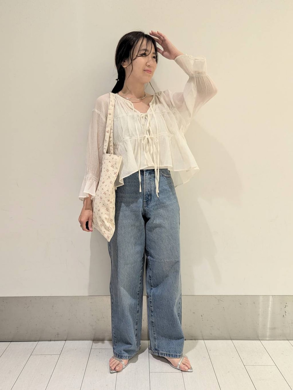 「体型カバー、ベーシック/シンプル、ワントーン、ブラウス、デニムパンツ、大人女子カジュアル_LOWRYS FARM、ローリーズスタイル_LOWRYS FARM、ママコーデ、低身長、夏コーデ、春コーデ」｜「LOWRYS FARMのステンレスフープチョーカー 127295（チョーカー、シルバー系）」を使った、kazuponさん（レディース・153cm）の春コーディネートの1枚目の写真