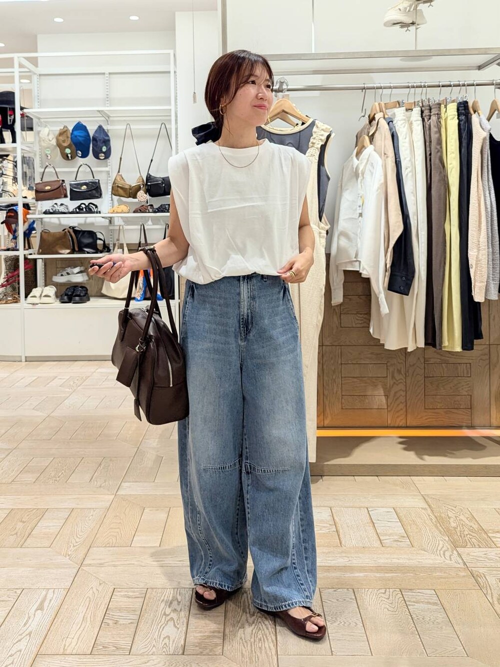 「体型カバー、ベーシック/シンプル、ワントーン、TOKYONONSENSE_HARE、デニムパンツ、大人女子カジュアル_LOWRYS FARM、ローリーズスタイル_LOWRYS FARM、ママコーデ、低身長、夏コーデ、LOWRYS FARM、カジュアルコーデ」｜「LOWRYS FARMのイージーバレルデニムパンツ　 289799（デニムパンツ、ブルー系）」を使った、kazuponさん（レディース・153cm）の夏コーディネートの1枚目の写真