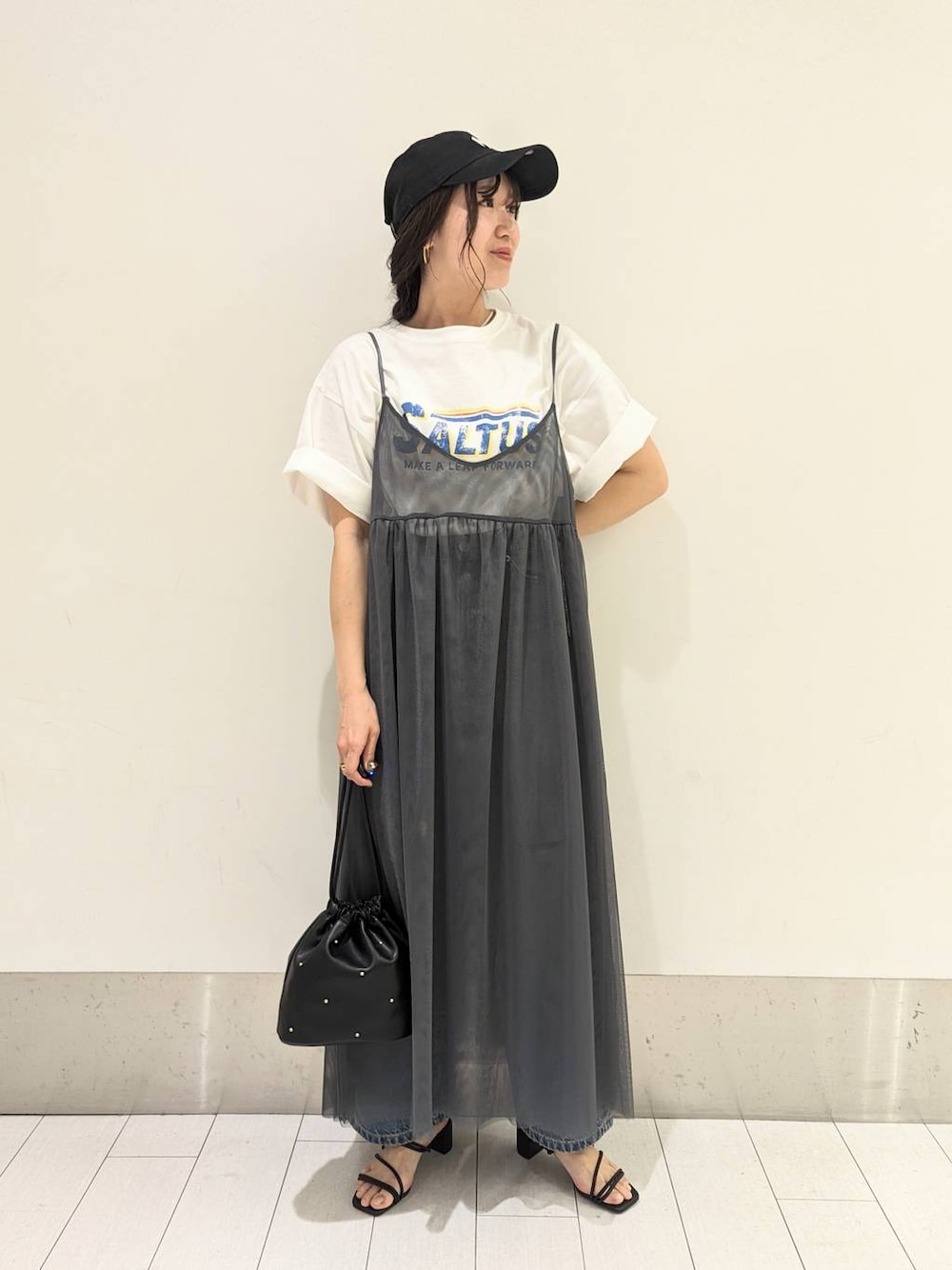 「体型カバー、ベーシック/シンプル、ワントーン、キャミワンピース、デニムパンツ、Tシャツ、大人女子カジュアル_LOWRYS FARM、ローリーズスタイル_LOWRYS FARM、ママコーデ、低身長、春コーデ、夏コーデ」｜「LOWRYS FARMのチュールキャミワンピース 103261（ワンピース、グレー系）」を使った、kazuponさん（レディース・153cm）の春コーディネートの1枚目の写真