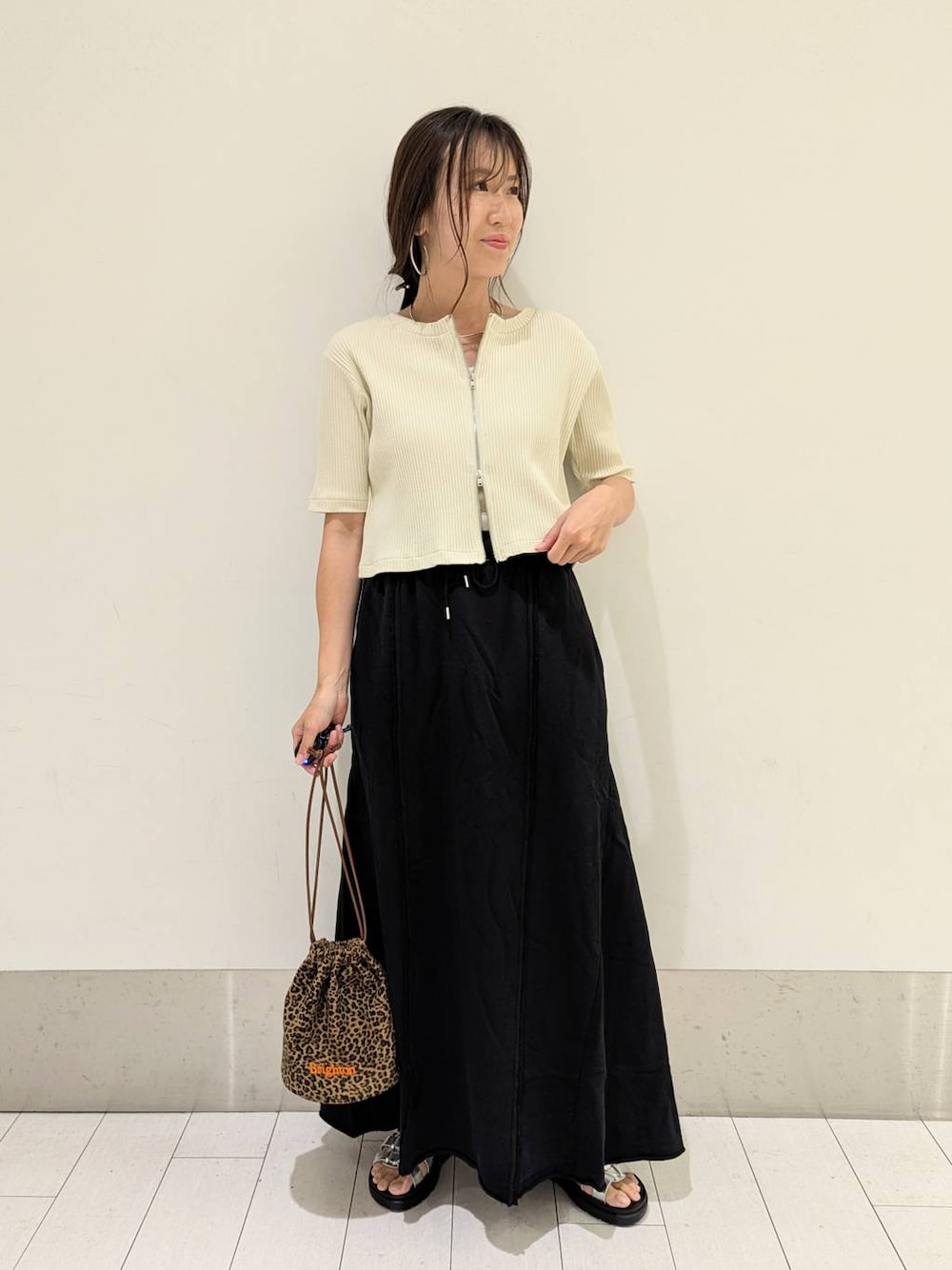 「カーディガン、スウェット、スカート、カジュアル、夏コーデ、LOWRYS FARM、セールコーデ、大人女子カジュアル_LOWRYS FARM、ローリーズスタイル_LOWRYS FARM、ママコーデ、低身長、体型カバー、ベーシック/シンプル、ワントーン」｜「LOWRYS FARMのカンドウフィットグルカ 283656（サンダル、シルバー系）」を使った、kazuponさん（レディース・153cm）の夏コーディネートの1枚目の写真