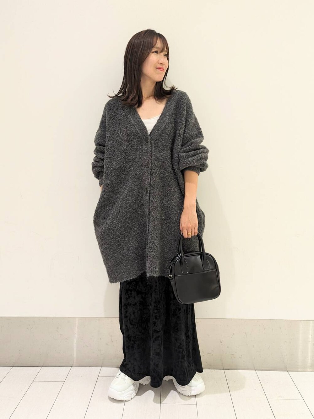 「体型カバー、ベーシック/シンプル、ワントーン、ローリーズスタイル_LOWRYS FARM、ママコーデ、低身長、ニット、カーディガン、秋コーデ、冬コーデ」｜「LOWRYS FARMの２ポケミニショルダーＢＡＧ　171119（ショルダーバッグ、ブラック系）」を使った、kazuponさん（レディース・153cm）の秋コーディネートの1枚目の写真