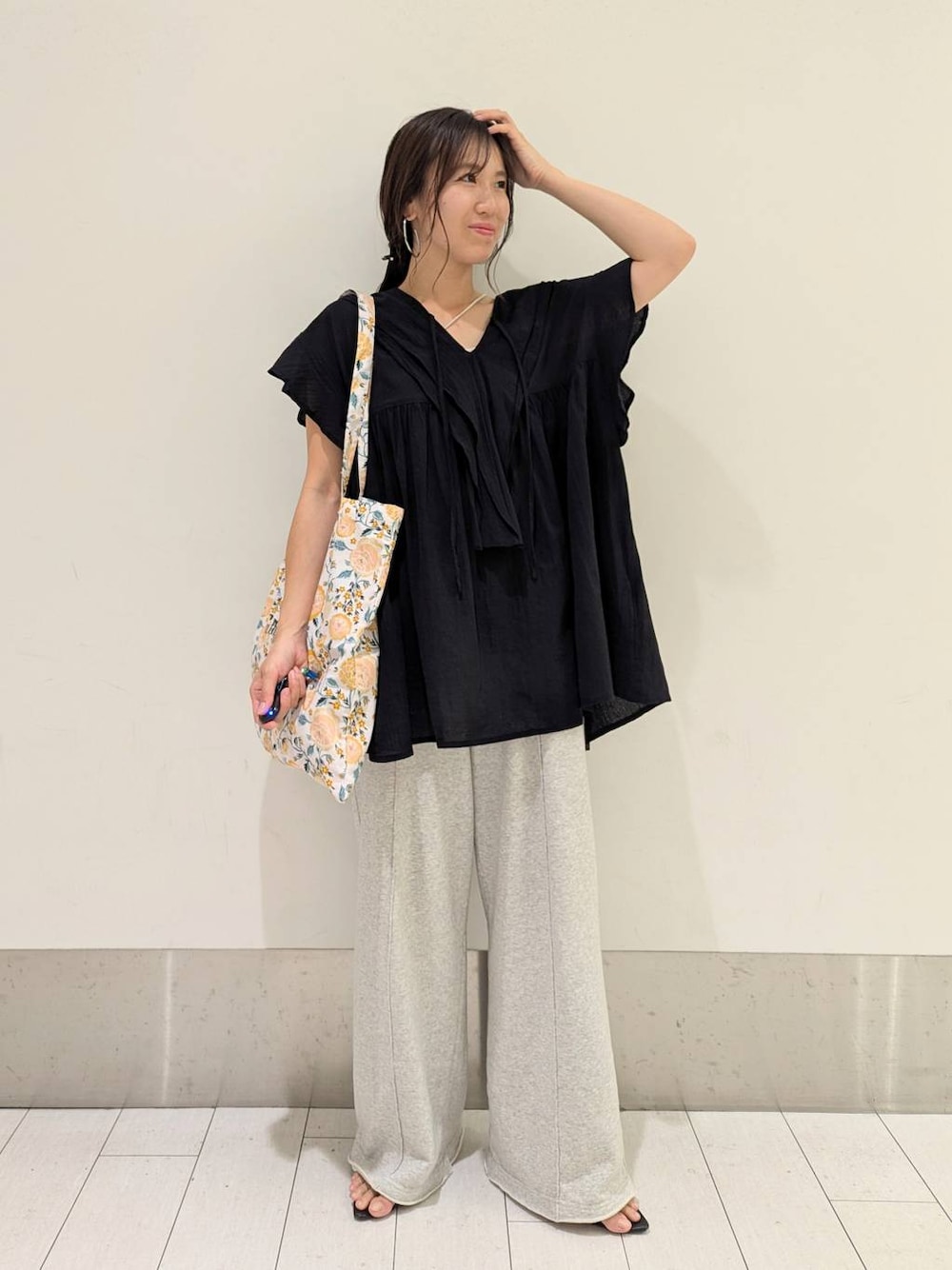 「体型カバー、ベーシック/シンプル、ワントーン、スウェットパンツ、ブラウス、大人女子カジュアル_LOWRYS FARM、ローリーズスタイル_LOWRYS FARM、ママコーデ、低身長、夏コーデ、LOWRYS FARM、楽ちんコーデ、キャスキッドソン、キャス×ローリー、Cath Kidston」｜「LOWRYS FARMのポインテッドナローサンダル  287486（サンダル、ブラック系）」を使った、kazuponさん（レディース・153cm）の夏コーディネートの1枚目の写真