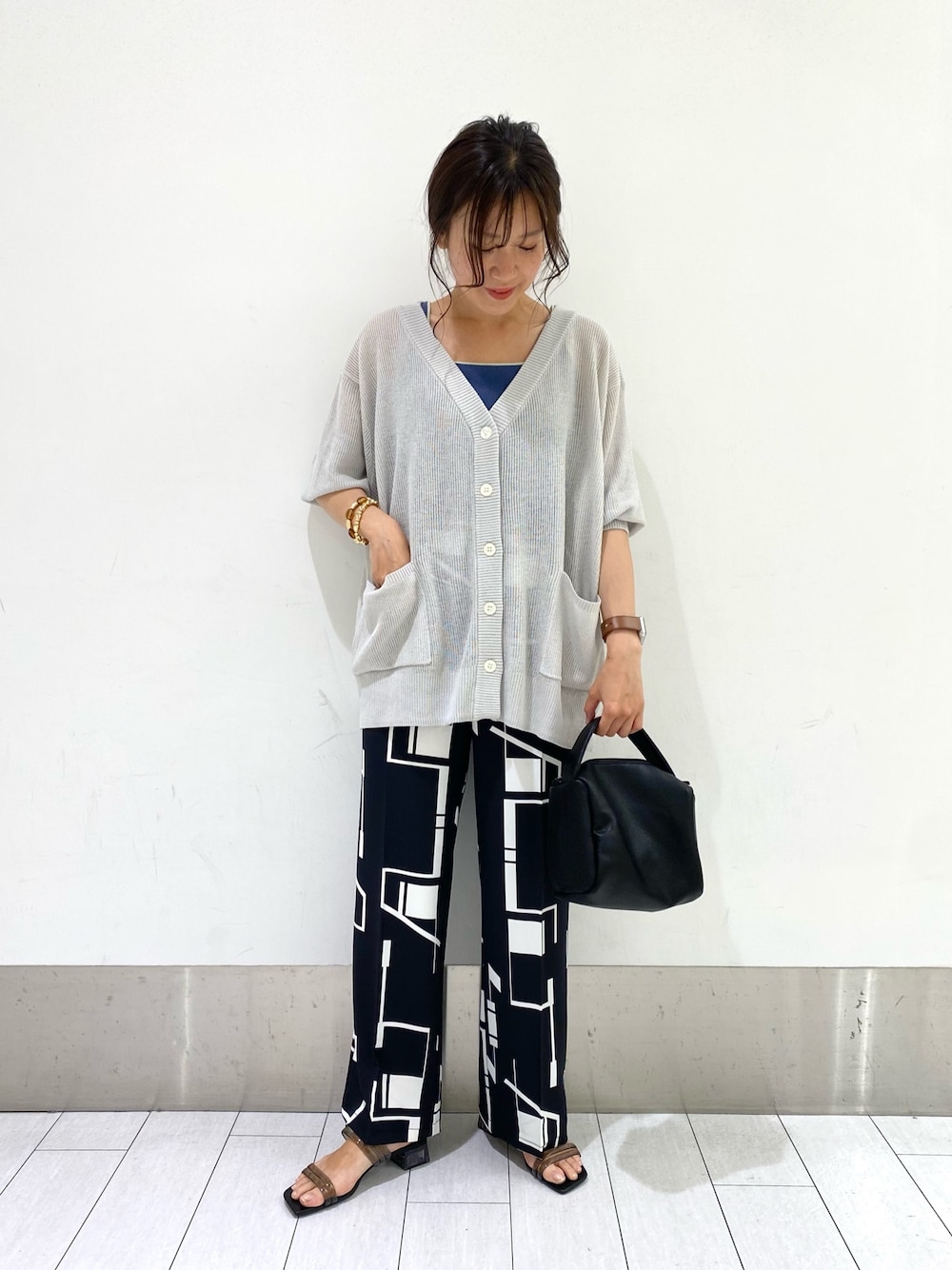 グレー系のカーディガン/ボレロ、ブルー系のTシャツ/カットソー、ブラック系のその他パンツを着用したレディースの春コーディネートの1枚目の写真