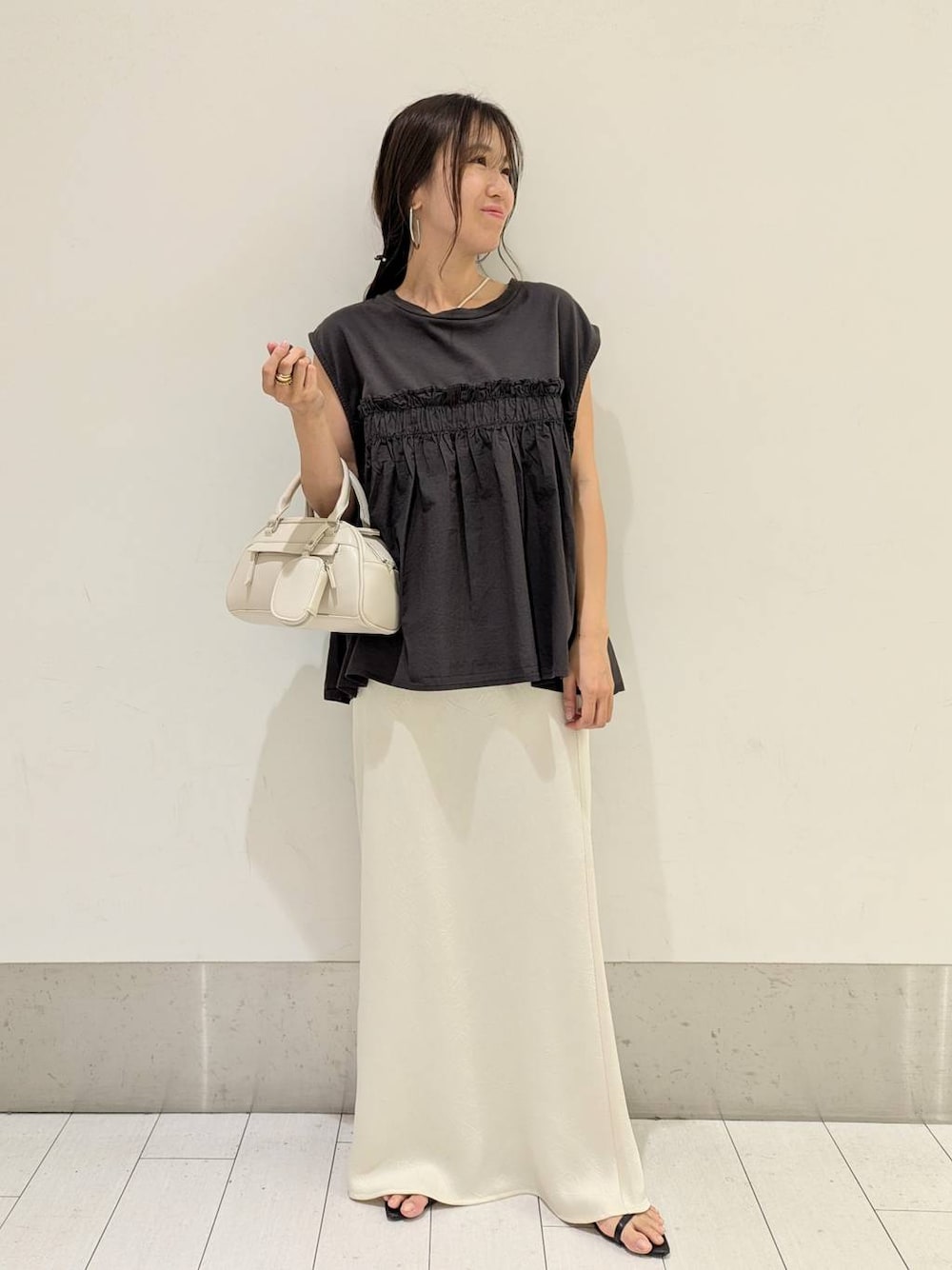「体型カバー、ベーシック/シンプル、ワントーン、スカート、Tシャツ、大人女子カジュアル_LOWRYS FARM、ローリーズスタイル_LOWRYS FARM、ママコーデ、低身長、夏コーデ、LOWRYS FARM、セールコーデ」｜「LOWRYS FARMのポインテッドナローサンダル  287486（サンダル、ブラック系）」を使った、kazuponさん（レディース・153cm）の夏コーディネートの1枚目の写真