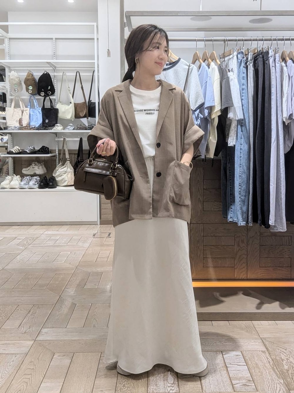 ホワイト系のサンダル、ホワイト系のスカート、ホワイト系のTシャツ/カットソーを着用したレディースの春コーディネートの1枚目の写真