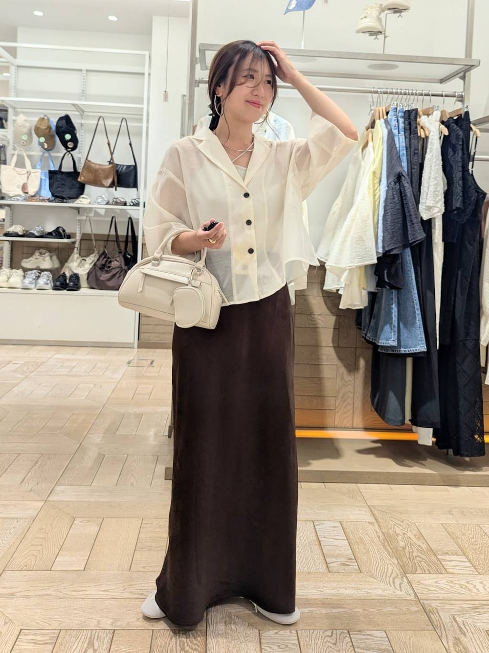 「体型カバー、ベーシック/シンプル、ワントーン、シャツ、スカート、シンプルコーデ、大人女子カジュアル_LOWRYS FARM、ローリーズスタイル_LOWRYS FARM、ママコーデ、低身長、LOWRYS FARM」｜「LOWRYS FARMのサッカーシューズ 284425（スニーカー、ホワイト系）」を使った、kazuponさん（レディース・153cm）の春コーディネートの1枚目の写真