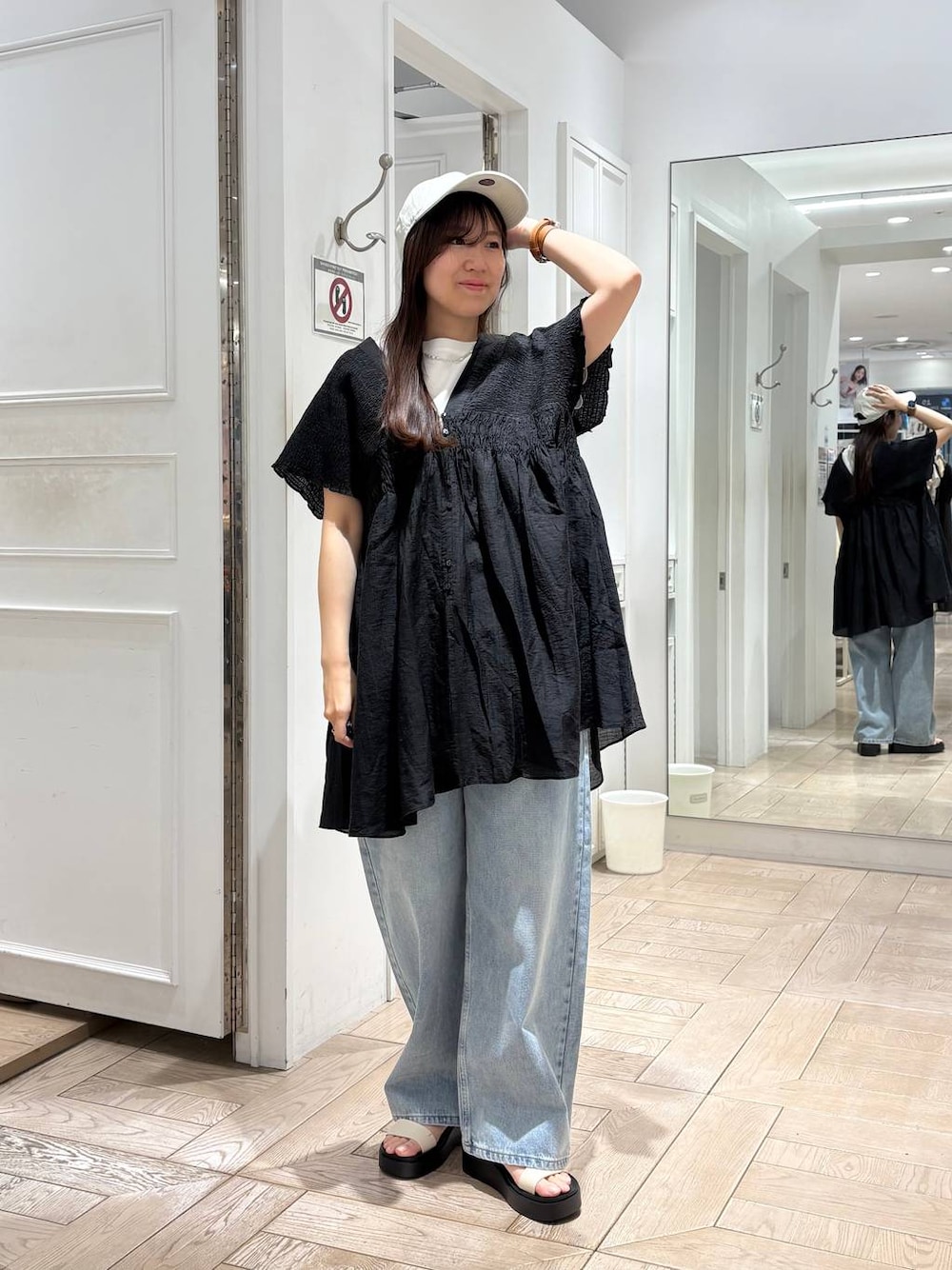 ブラック系のシャツ/ブラウス、ブルー系のデニムパンツ、ホワイト系のTシャツ/カットソーを着用したレディースの春コーディネートの1枚目の写真