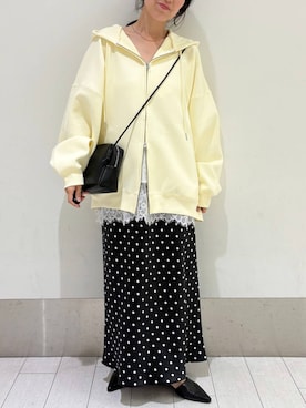 「LOWRYS FARM（ローリーズファーム）のストレッチサテンスカート　 290120（スカート、ブラック系）」を使った、kazuponさん（レディース・153cm）の春コーディネート