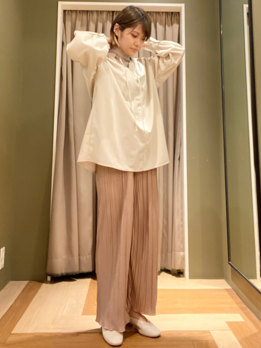 「春先取り、パンツスタイル、大人コーデ、キレイめ、大人カジュアル、休日コーデ、低身長、ママファッション、春コーデ、Green Parks」｜「Green　Parksのビエラ袖ボリュームブラウス＊（シャツ/ブラウス、ベージュ系）」を使った、mocho❤︎❤︎さん（レディース・156cm）の冬コーディネートの1枚目の写真
