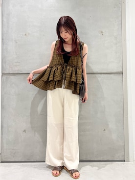「KBF（ケイビーエフ）のフラットフレアイージーパンツ（その他パンツ、ホワイト系）」を使った、yamakanaさん（レディース・163cm）の夏コーディネート