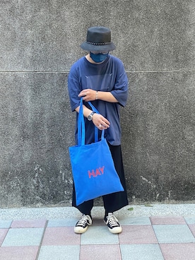 「青いTシャツ」｜「アイテム（帽子）」を使った、Jayさん（メンズ・166cm）の秋コーディネート