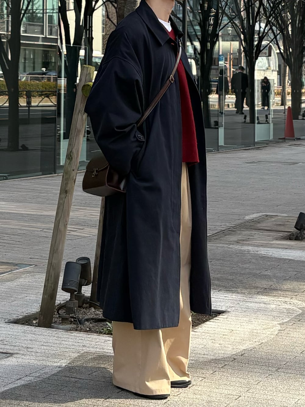 「春、春服、春コーデ、春めき満開コーデ、低身長、低身長男子、低身長コーデ、きれいめカジュアル、休日スタイル、トレンチコート、Vネック、ワイドパンツ、革靴、ラフ、おしゃれさんと繋がりたい」｜「El marのアイテム（トレンチコート、ブルー系）」を使った、こりゅうさん（メンズ・161cm）の春コーディネートの1枚目の写真