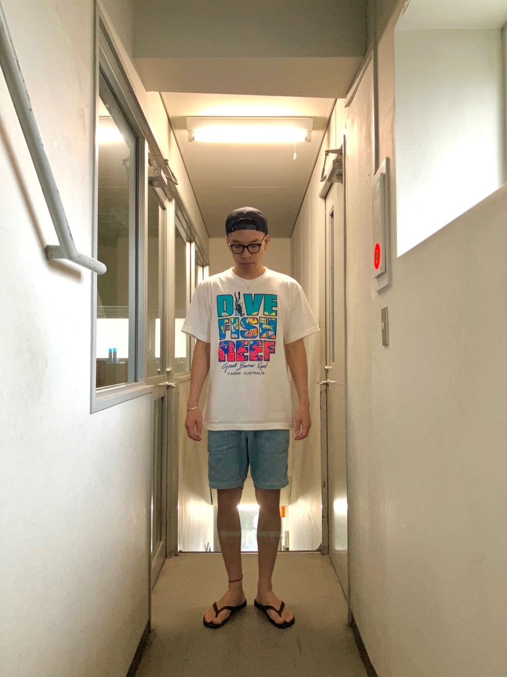 「Tシャツ、ハーフパンツ、キャップ、サンダル、ビーチサンダル、古着MIX、古着」｜「the t-shirt factoryのアイテム（Tシャツ/カットソー、ホワイト系）」を使った、KOHさん（メンズ・174cm）の夏コーディネートの1枚目の写真