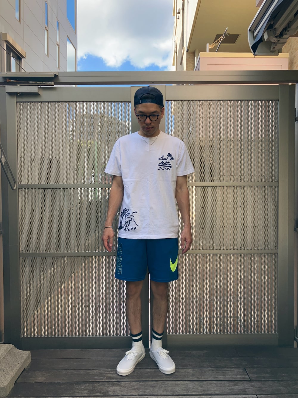 「サーフ、サーフスタイル、アロハ、ハワイ、オーセンティック、古着MIX、古着、古着コーデ」｜「local motionのアイテム（Tシャツ/カットソー、ホワイト系）」を使った、KOHさん（メンズ・174cm）の秋コーディネートの1枚目の写真