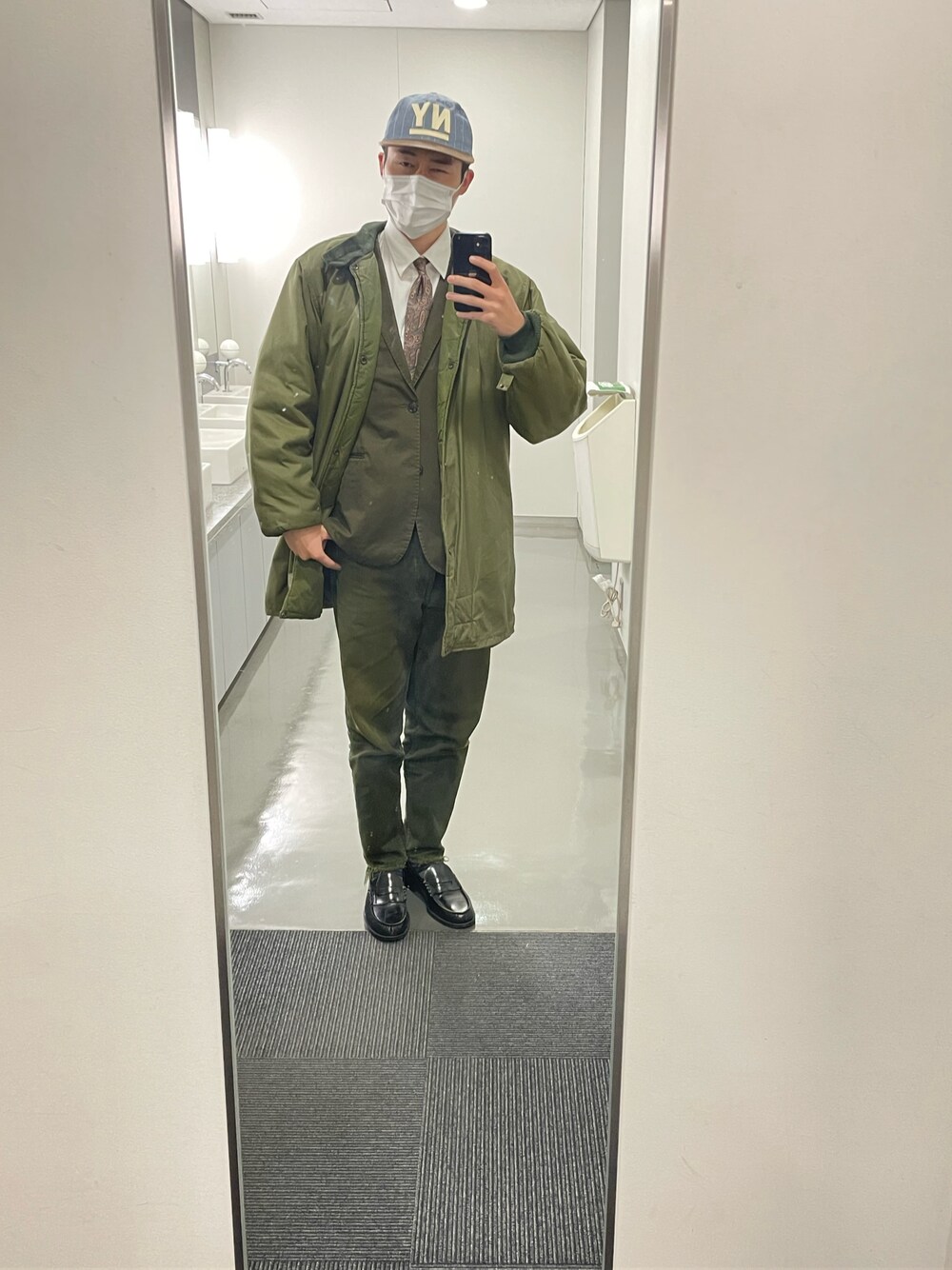 「usedのアイテム（ネクタイ、グリーン系）」を使った、モロさん（メンズ・180cm）の冬コーディネートの1枚目の写真