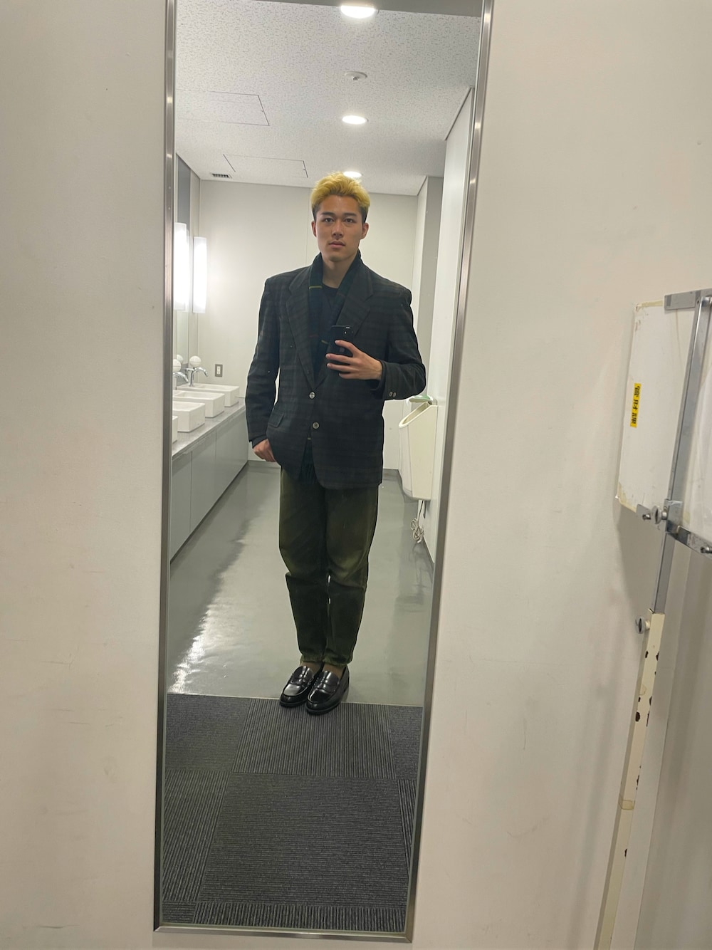 「POLO RALPH LAURENのPoloベア タータン ウール スカーフ（マフラー、グリーン系）」を使った、モロさん（メンズ・180cm）の秋コーディネートの1枚目の写真