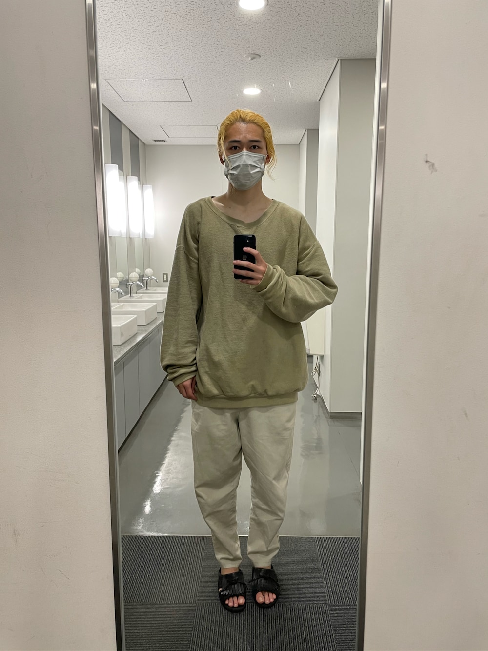 「ウォーキングデッド」｜「BENCH（BENSAN）のBENCH/ベンチ/BENSAN-D WQUILT (UNISEX)/ベンサン ダブルキルト（サンダル、ブラック系）」を使った、モロさん（メンズ・180cm）の秋コーディネートの1枚目の写真