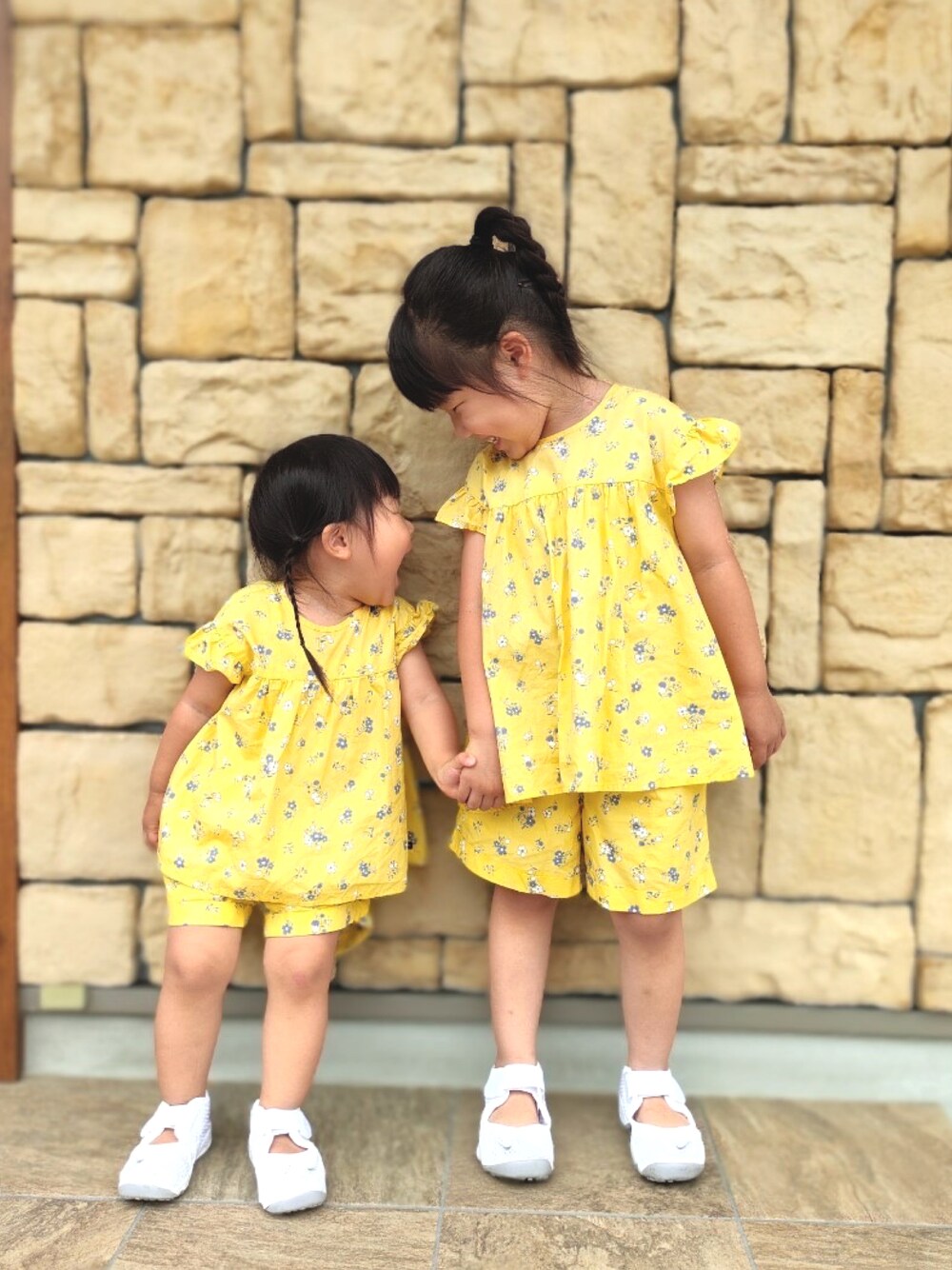 イエロー系のシャツ/ブラウス、イエロー系のシャツ/ブラウス、イエロー系のその他パンツを着用したキッズの秋コーディネートの1枚目の写真