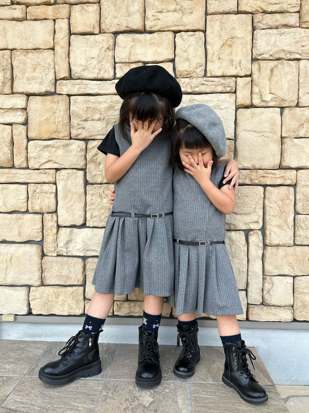 「秋っぽコーデ更新中、みぃここコーデ、姉妹コーデ、おそろいコーデ、ZARA KIDS、ZARA、ブーツ、スウェード、ベレー帽」｜「mezzo pianoのアームウォーマーつき半袖Tシャツ（Tシャツ/カットソー、ブラック系）」を使った、♡MiKo♡さん（キッズ・120cm）の秋コーディネートの1枚目の写真