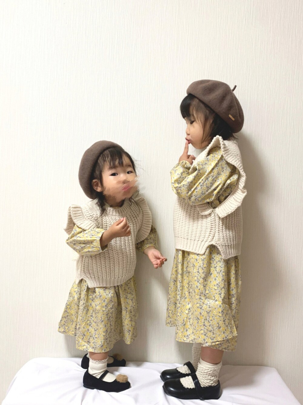 「だから秋服が好き、ワンピース、ニットベスト、ベレー帽、バレエシューズ、花柄、ベージュ、みぃここコーデ」｜「petit mainのベレー帽（ハンチング/ベレー帽、ブラウン系）」を使った、♡MiKo♡さん（キッズ・90cm）の秋コーディネートの1枚目の写真