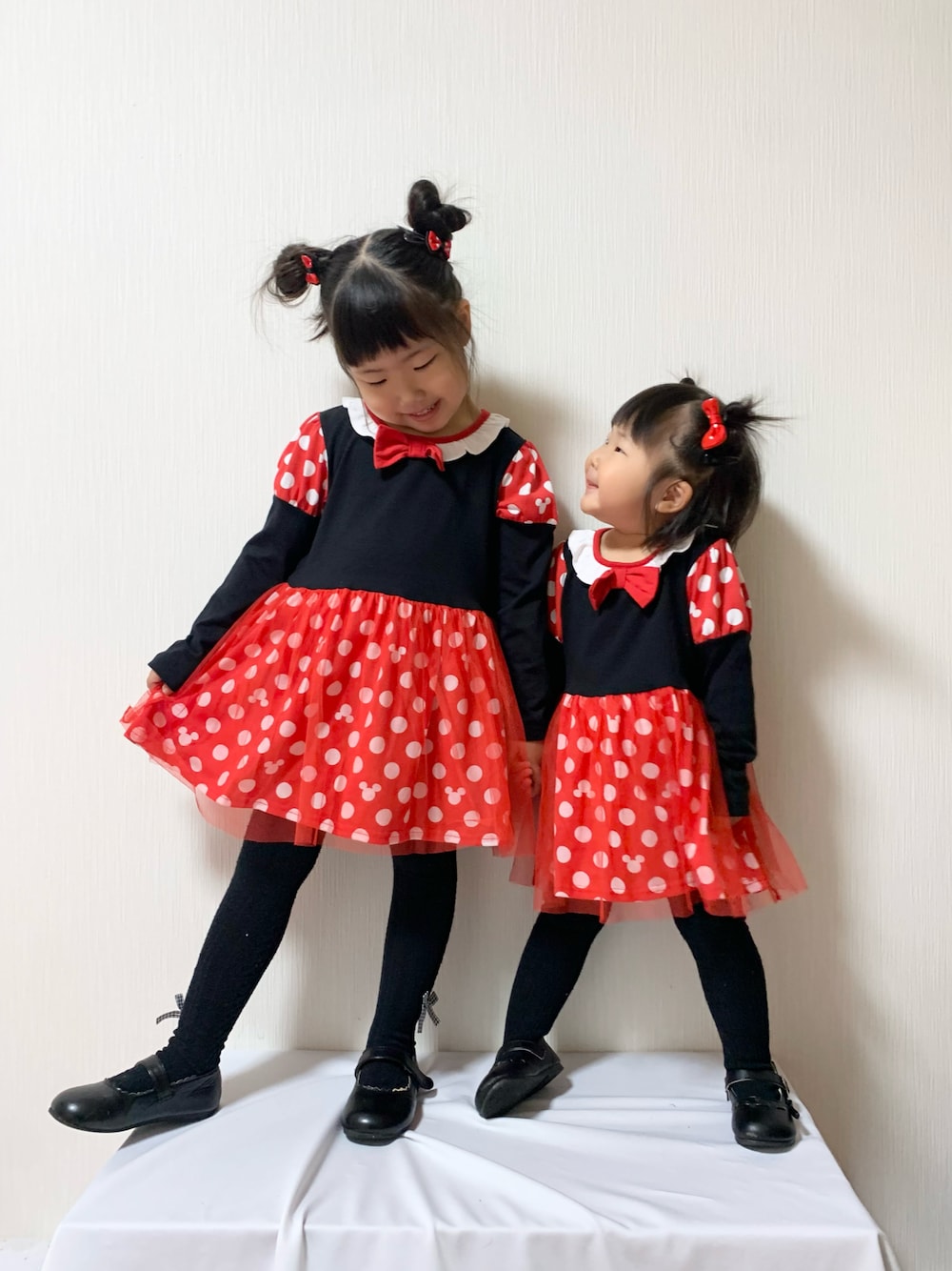 「WEARハロウィン2022、ハロウィン、仮装、ミニー、姉妹コーデ、コスプレ、ディズニー、ワンピース、プチプラ、みぃここコーデ」｜「西松屋のアイテム（ワンピース/ドレス、レッド系）」を使った、♡MiKo♡さん（キッズ・100cm）の秋コーディネートの1枚目の写真