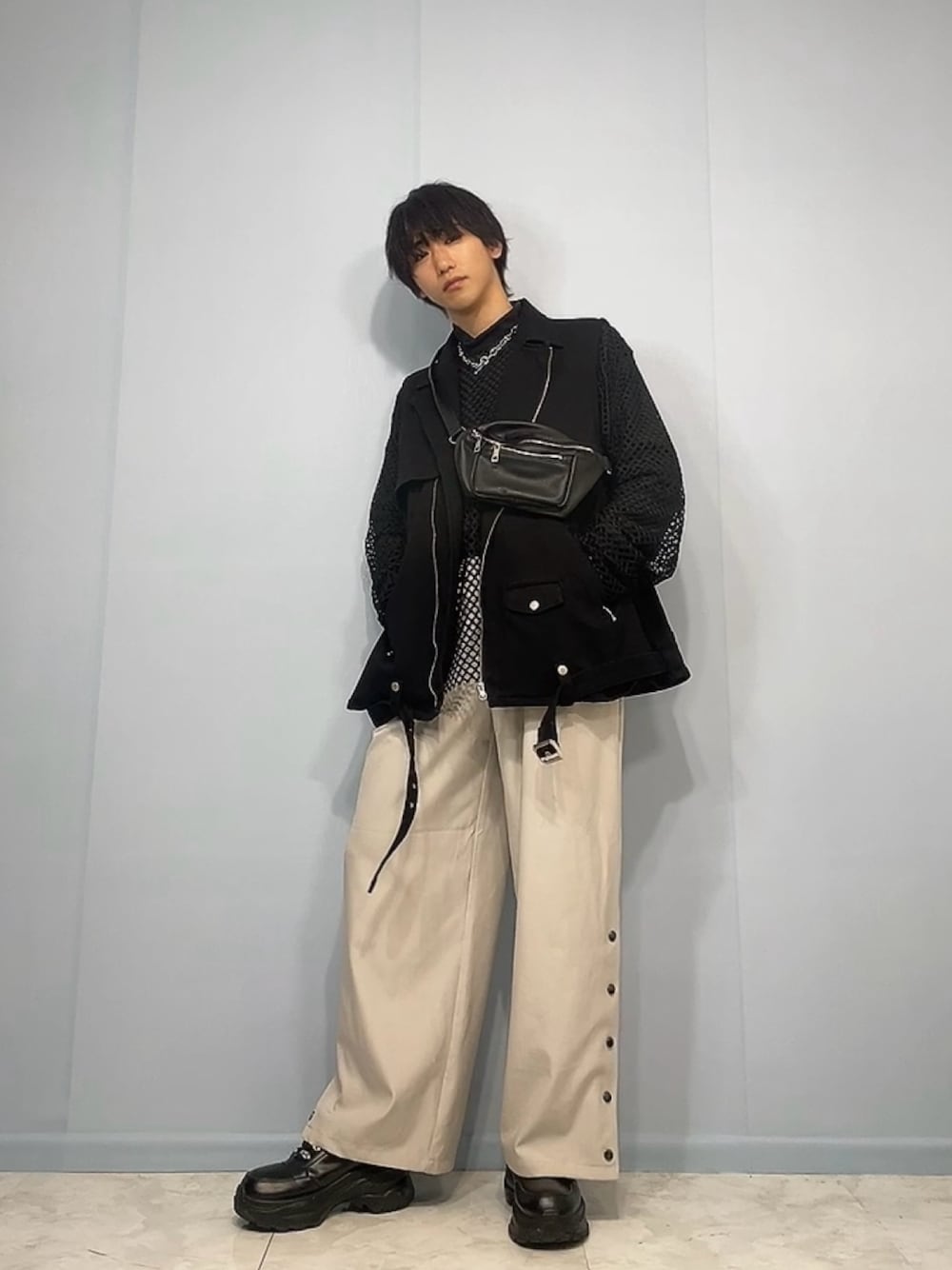 「春のNewスタイル、カジュアルコーデ、お洒落さんとつながりたい、春、今日のコーデ、個性派、差別化、きれいめカジュアル、カーゴパンツ、韓国ファッション、ootd、outfit」｜「ADRERの【ADRER】ハイソールリングダッドスニーカー（スニーカー、ブラック系）」を使った、達矢さん（メンズ・175cm）の春コーディネートの1枚目の写真