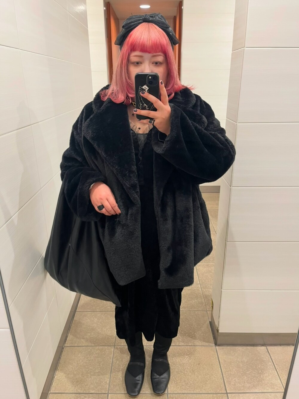 「Maison Margielaのアイテム（バッグ、ブラック系）」を使った、しさん（レディース・167cm）の冬コーディネートの1枚目の写真
