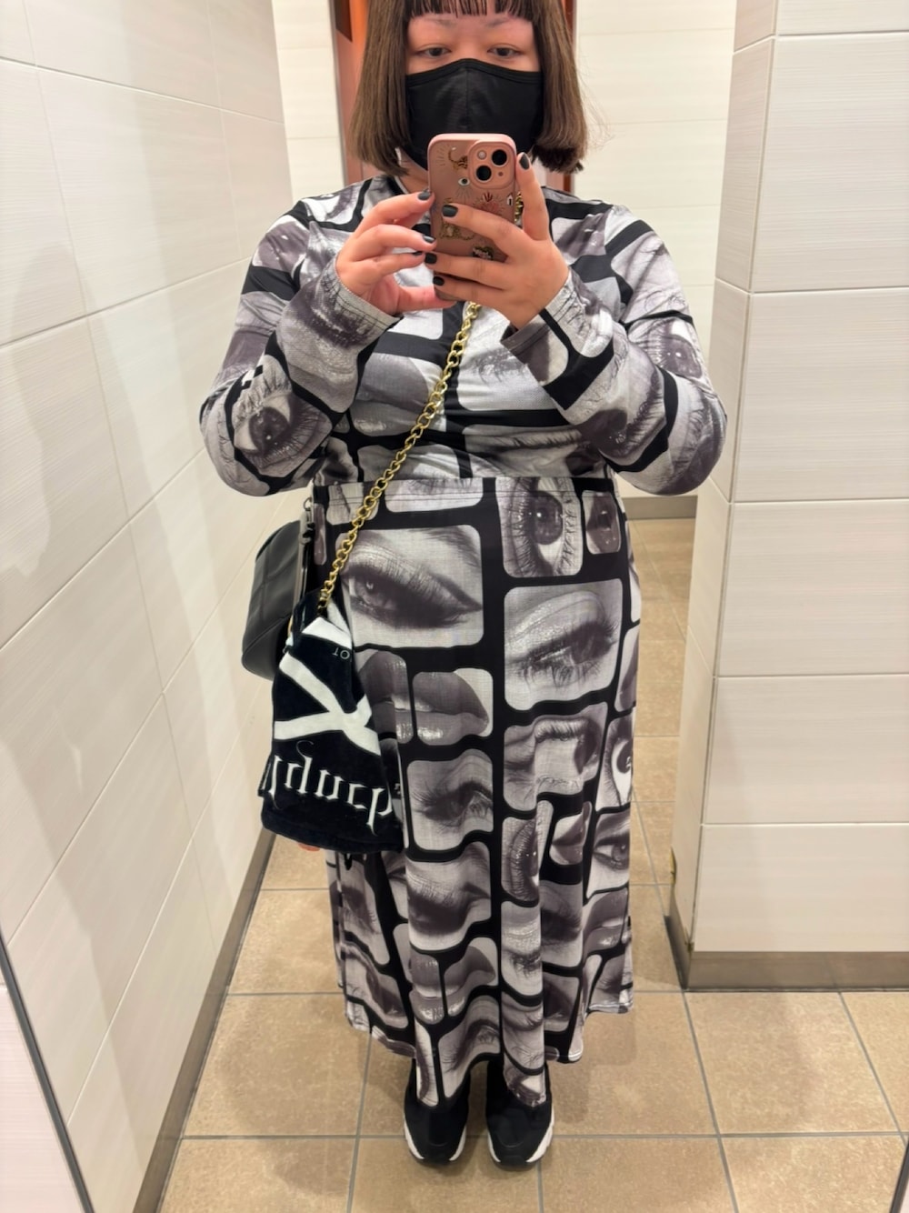 「Reebokのアイテム（スニーカー、ブラック系）」を使った、しさん（レディース・167cm）の冬コーディネートの1枚目の写真