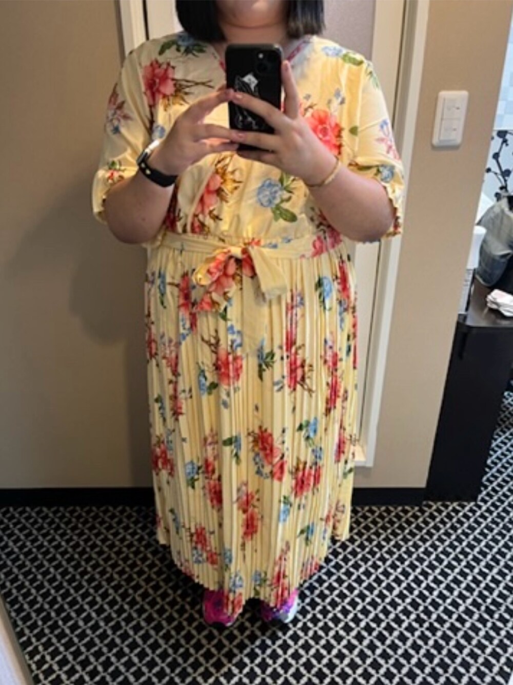 「SHEINのアイテム（ワンピース、イエロー系）」を使った、しさん（レディース・167cm）の冬コーディネートの1枚目の写真