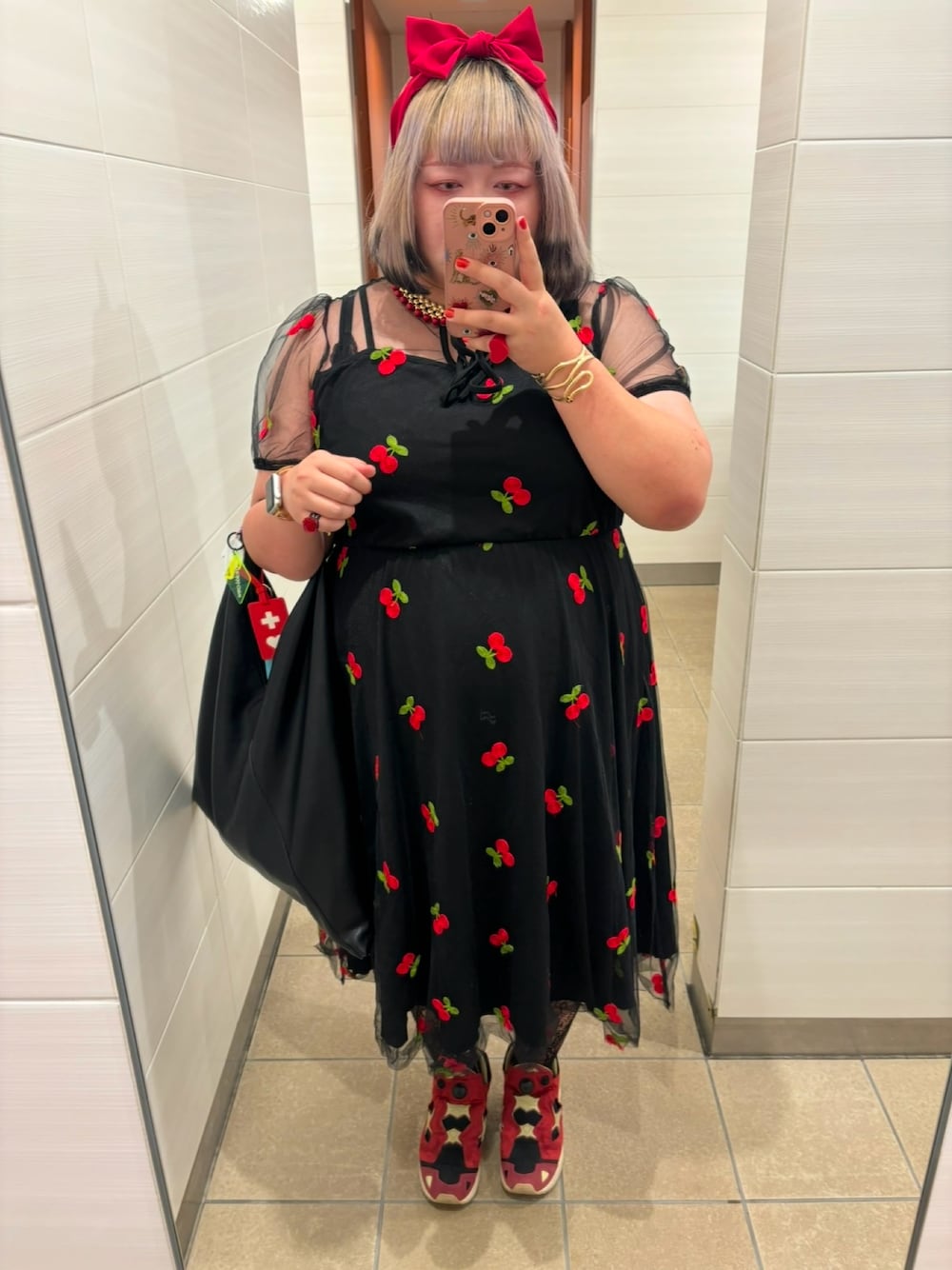 「SHEINのアイテム（ワンピース、ブラック系）」を使った、しさん（レディース・167cm）の冬コーディネートの1枚目の写真