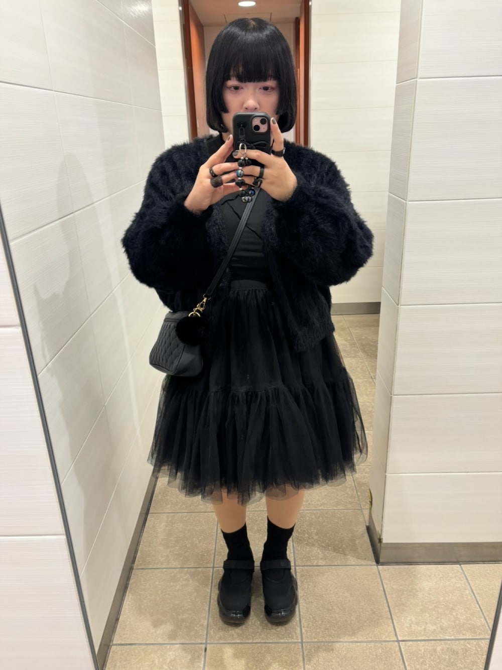 ブラック系のその他シューズを着用したレディースの秋コーディネートの1枚目の写真