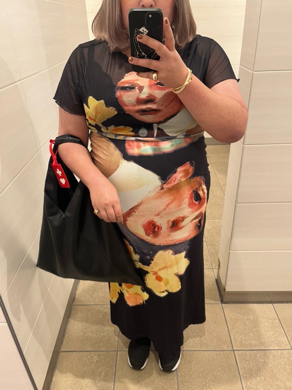 「SHEINのアイテム（Tシャツ/カットソー、ブラック系）」を使った、しさん（レディース・167cm）の冬コーディネートの1枚目の写真