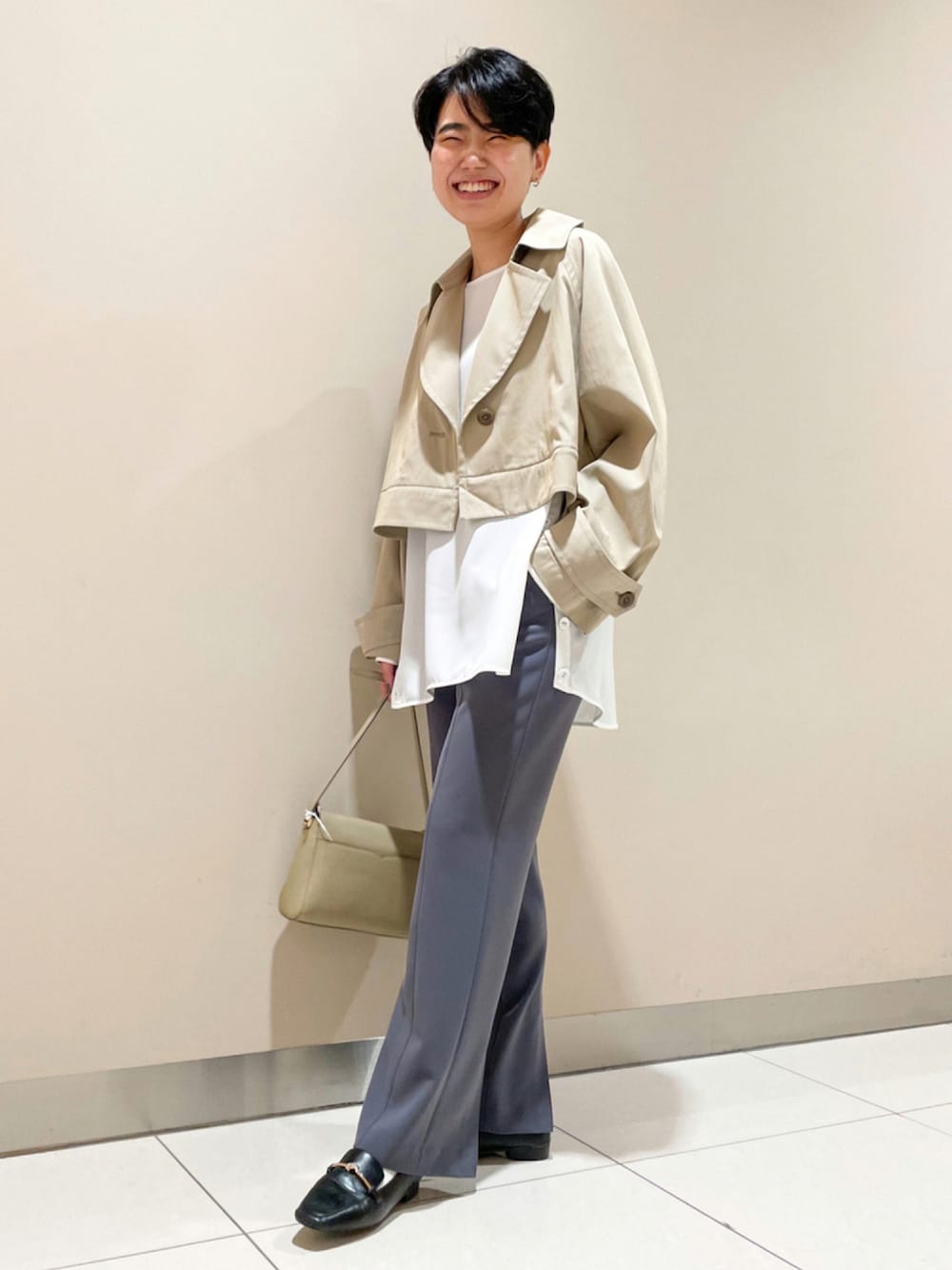 「ブルゾン、コート、ブラウス、ベージュ、大人カジュアル、パンツスタイル、ストレートパンツ、シンプルコーデ、ゆったりコーデ、カジュアルコーデ、カリテ(qualite)、秋先取りコーデ、シャツ/ブラウス、LOWELL things、秋トレンド2021」｜「qualiteのサイドボタンTブラウス（シャツ/ブラウス、ホワイト系）」を使った、カワモトさん（レディース・166cm）の秋コーディネートの1枚目の写真