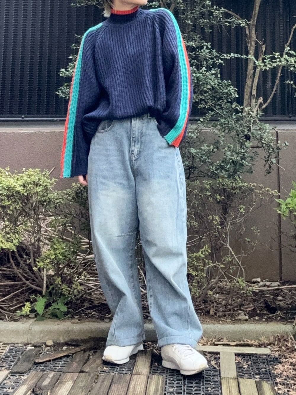 「低身長、miette、配色ニット、配色、デニム、白スニーカー、ステンカラーコート、sugarbisket、PUMA、原色、ビビッドカラー、カーブデニム、カーブパンツ、ワイドデニム、モックネックニット」｜「SUGAR BISKETのフリンジカーブデニム（デニムパンツ、ブルー系）」を使った、takkeさん（メンズ・154cm）の春コーディネートの1枚目の写真