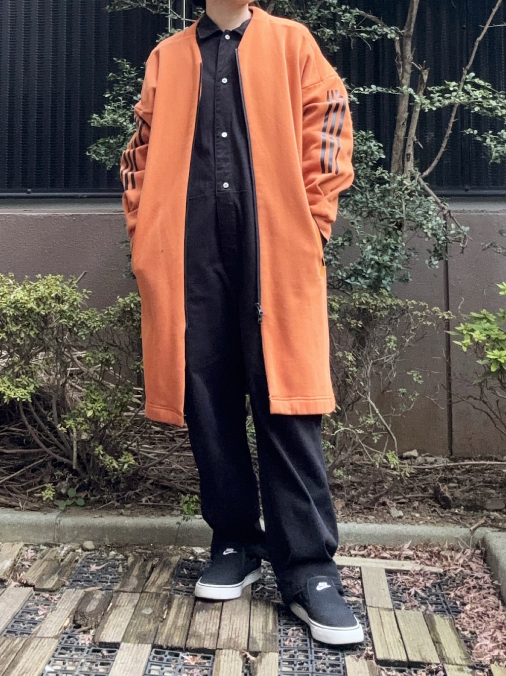 「フリースコート、低身長、takkeオールインワン、adidas、アディダス、スリッポン、NIKE、NIKE TOKI、オレンジ、オレンジ×モノトーン、オールインワン、つなぎ、スポーツミックス、フリース、ノーカラーコート」｜「adidasのadidas/アディダス W ID フリース ロングジャケット（その他アウター、オレンジ系）」を使った、takkeさん（メンズ・154cm）の冬コーディネートの1枚目の写真