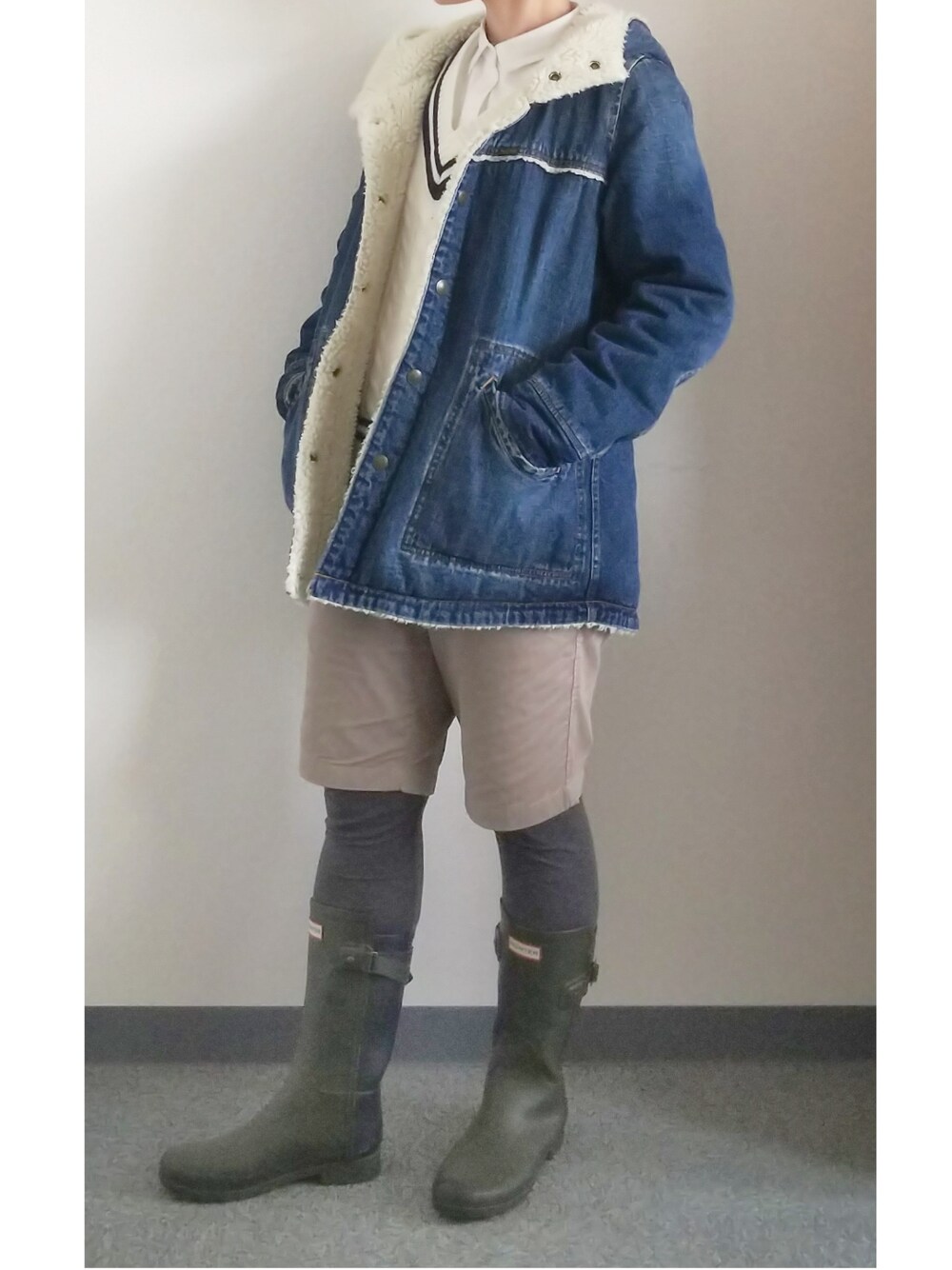 「雨の日コーデ、レインブーツ、レインシューズ、HUNTER、hunterboots、ショートパンツ、デニムボアジャケット、チルデンニット、ふれっどぺらー、FRED PERRY、RNA、フレッドペリー、低身長、バイカラー、長靴」｜「RNAのアイテム（その他アウター、ブルー系）」を使った、takkeさん（メンズ・154cm）の春コーディネートの1枚目の写真